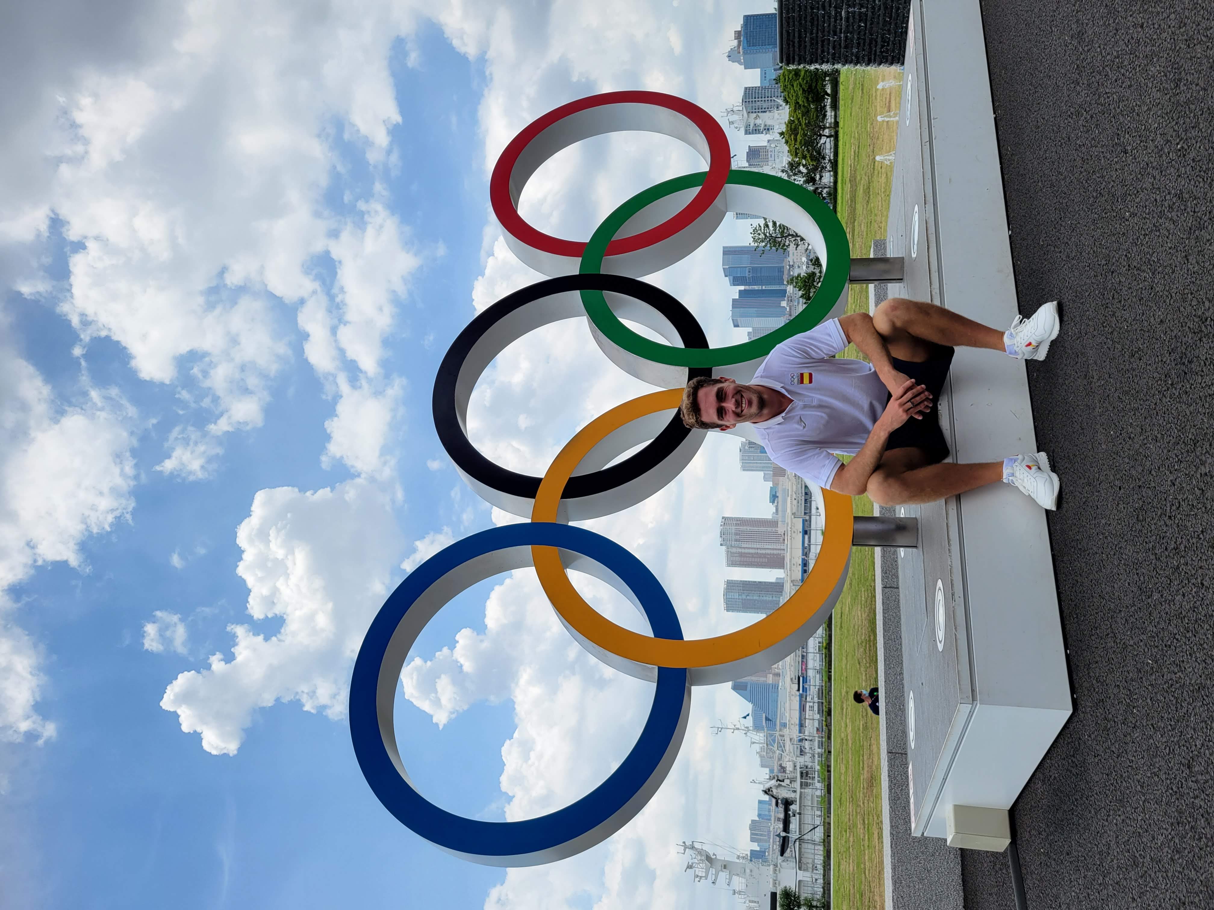 Nicolás García Boissier compitiendo en salto de trampolín como atleta olímpico en los JJOO.
